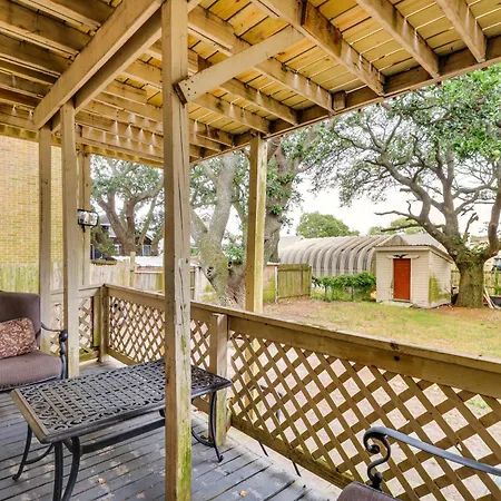 Stroll To Shore Quaint Condo With Deck In Norfolk